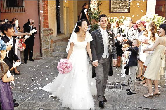 莫文蔚跟17歲初戀情人在義大利的教堂結婚，親吻後並交換戒指完成婚禮。（環球音樂提供）