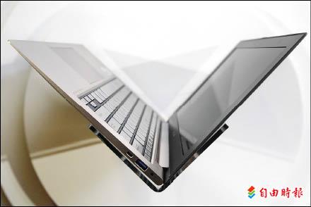 華碩Zenbook，推出11.6、13.3吋兩種選擇，且分成i5或i7處理器版本。（記者胡舜翔攝）