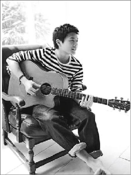 韋禮安即將退伍，陳奕迅新專輯封面設計雷同，連坐姿都一樣。（福茂提供）