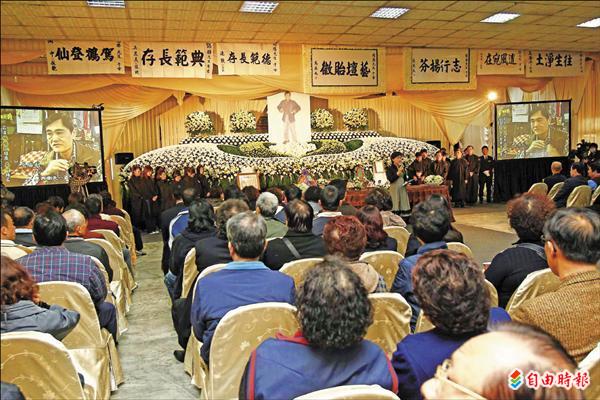 卓勝利告別式,演藝圈好友李(王羅)、王識賢等人送他最後一程。(記者胡舜翔攝) 卓勝利告別式,演藝圈好友李(王羅)、王識賢等人送他最後一程。(記者胡舜翔攝)