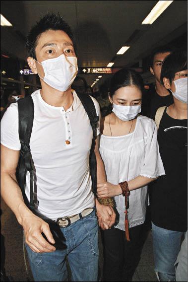 劉德華全程於產房陪伴太太生產,聽到女兒第一聲哭啼,激動得流下男兒淚。(東方新地提供) 劉德華全程於產房陪伴太太生產,聽到女兒第一聲哭啼,激動得流下男兒淚。(東方新地提供)