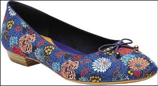 Clarks Cavier Gold鞋身印滿英國百年品牌Liberty所設計的印花圖騰，3,800元。