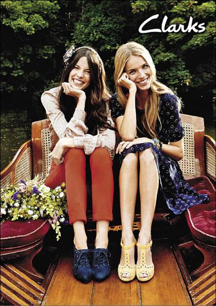 Clarks春夏女鞋充滿復古優雅風，Dairy Record（左）4,600元、Dollar Craze（右）4,400元。