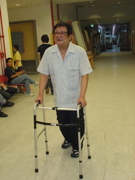 石松因病截肢，經過復健後，2006年開始陸續上節目，希望走出病痛陰霾。（本報資料照‧記者林淑娟攝）