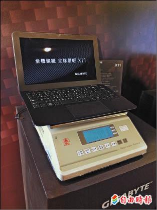 技嘉新一代Ultrabook 「 X11」，全機身採用碳纖維包覆，預定七月下旬於在台首賣，預計售價999~1299美金。（記者陳炳宏攝）