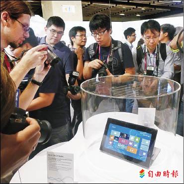 華碩雙螢幕筆電「太極」，兩人可同時以前後觀賞畫面。蓋上上蓋就成為平板電腦。（記者吳佩樺攝）