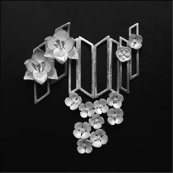 蔡依珊將花朵結合幾何造型底座，創造出從窗戶觀看花園的美景。圖片提供／學學文創志業