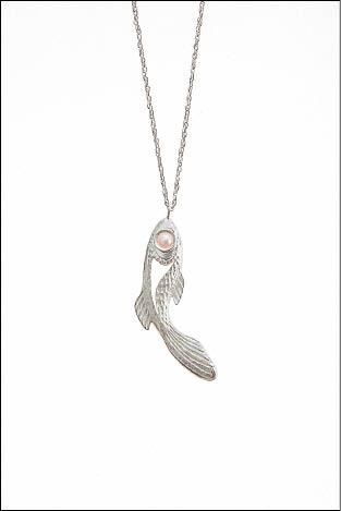 蔡依珊「珊墨」系列上銀魚鍊墜。圖片提供／學學文創志業