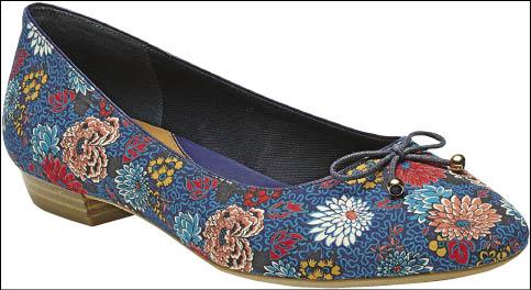 Clarks春夏鞋款回歸英式經典，並與英國百年印花品牌Liberty合作推出印花鞋款，Cavier Gold 3,800元。