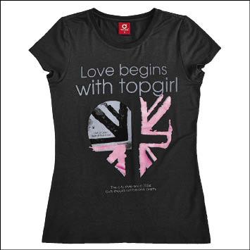 TOP GIRL針對倫敦奧運推出一系列以英國國旗為元素的「瘋奧運」系列商品，薄圓領彈性長版T恤980元。