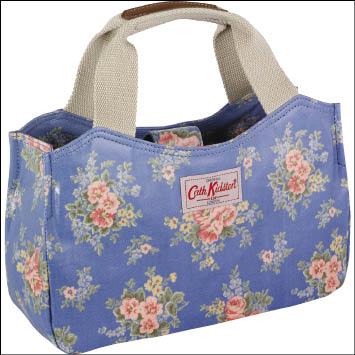 Cath Kidston將傳統英式古典鄉村風格賦予嶄新靈魂，手提袋2,780元。