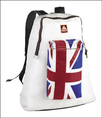 JANSPORT復刻版國旗系列背包，大型主袋搭配古銅拉鍊設計，加上前袋獨特的國旗印花，2,300元。