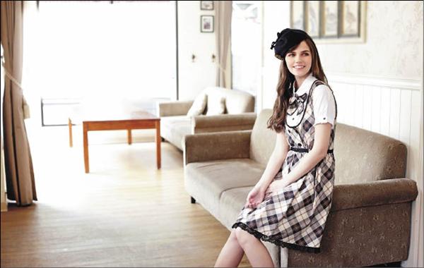 擁有英國皇家認證的Kinloch Anderson，以格紋元素打造英國學院風，圓領格布荷葉上衣3,480元、經典背心洋裝4,680元。