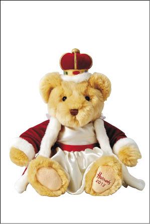 Harrods女王鑽禧紀念熊身穿米白洋裝搭配紅色披風，左腳繡有2012年字樣，見證女王鑽禧的歷史時刻，1,480元。