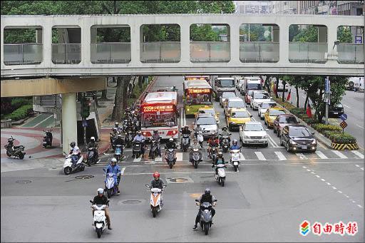 昆凌17日凌晨駕車在和平東路與新生南路交叉口違規右轉,造成2名機車騎士受傷,圖為事故現場。(記者趙世勳攝) 昆凌17日凌晨駕車在和平東路與新生南路交叉口違規右轉,造成2名機車騎士受傷,圖為事故現場。(記者趙世勳攝)