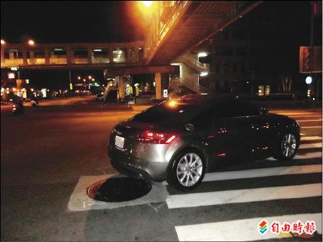 昆凌駕百萬奧迪跑車停在肇事路口,等待交通警察前來處理,跑車右後保險桿凹陷。(記者邱俊福攝) 昆凌駕百萬奧迪跑車停在肇事路口,等待交通警察前來處理,跑車右後保險桿凹陷。(記者邱俊福攝)
