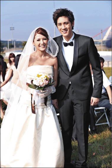 鄒宗翰(右)辛苦演出婚禮戲碼,卻遭網友毒舌批評,還被說像陳漢典。(滾石提供) 鄒宗翰(右)辛苦演出婚禮戲碼,卻遭網友毒舌批評,還被說像陳漢典。(滾石提供)
