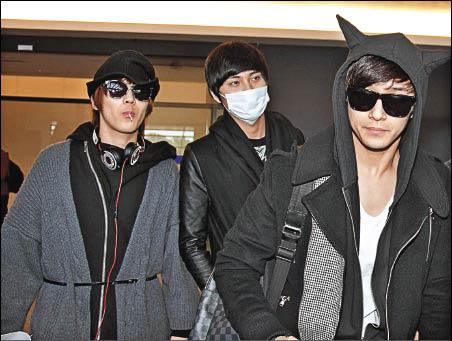 FTISLAND抵台時，吸引300名粉絲們熱情接機，李洪基（左）嘴裡含棒棒糖現身入境大關。（華納提供）