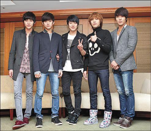 FTISLAND昨天來台開記者會，為今晚的演唱會暖身。（圖文／記者王文麟）