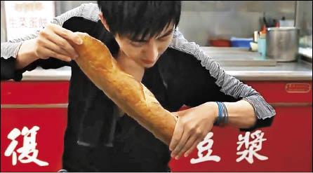 王偉忠力捧的魔術師Yif,因網路上的「生麵糰變法國麵包」影片爆紅,點閱率已衝破120萬人次。(摘自網路) 王偉忠力捧的魔術師Yif,因網路上的「生麵糰變法國麵包」影片爆紅,點閱率已衝破120萬人次。(摘自網路)