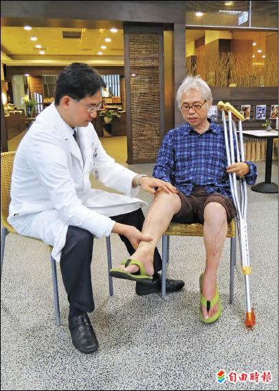 音樂人李坤城(右)說,中國復健觀念落後,醫院要求他受傷一百天內不能亂動,造成關節沾粘。(記者謝鳳秋攝) 音樂人李坤城(右)說,中國復健觀念落後,醫院要求他受傷一百天內不能亂動,造成關節沾粘。(記者謝鳳秋攝)