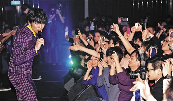 蕭敬騰穿著阿哥哥風的衣服，扭臀勁舞。