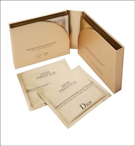 迪奧精萃再生花蜜淨白面膜組：獨家兩片式面膜和頸膜設計，添加迪奧花園三種花植成分「美妍花蜜」、「白牡丹花蜜」與「岡維拉玫瑰花蜜」，能預防因老化或體質荷爾蒙改變所引發的斑點生成，舒緩修護微發炎細胞。4片面膜 + 4片頸膜／4,500元。