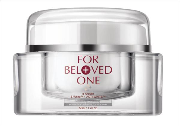 寵愛之名熊果素肌因美白精華膜升級版：含α-熊果素複合物，能抑制酪氨酸酶活性，與獨家肌因美白專利成分雙重作用，從根源瓦解黑色素，加上維生素原B5、甘草複合精華修護肌膚；獨特水包油乳霜面膜，與肌膚接觸瞬間轉化為精華，在膚表形成防護薄膜，能幫助其他美白精華成分吸收。50ml／1,850元。