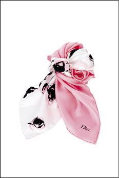Dior玫瑰花朵粉色絲巾46,000元。（Dior提供）