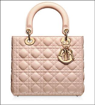 Dior淺粉色籐格紋小羊皮Lady Dior包，118,000元。（Dior提供）