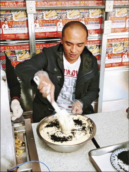 小馬學做螞蟻蛋捲,還抓了一把螞蟻和蟻蛋放進嘴裡。(八大提供) 小馬學做螞蟻蛋捲,還抓了一把螞蟻和蟻蛋放進嘴裡。(八大提供)