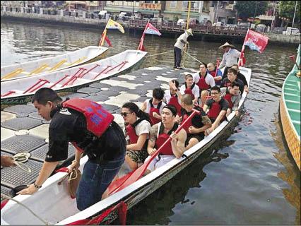 大支帶工作室成員報名端午節划龍舟大賽（圖），聯繫感情。（人人有功練提供）