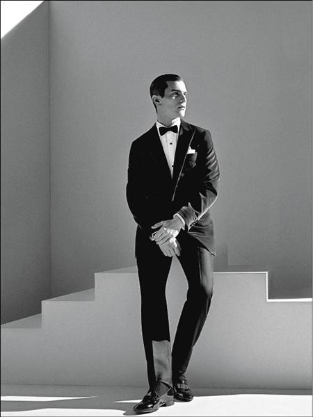 Alfred Dunhill的絲絨晚禮服，包括晚宴外套、禮服襯衫、腰封與領結。