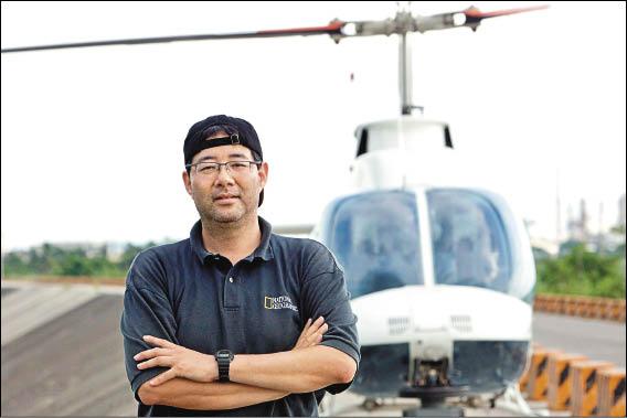 齊柏林原本就是台灣最專業的空拍攝影師,為了讓更多人看到台灣之美,他又借錢買設備拍攝紀錄片「看見台灣」。(台灣阿布提供) 齊柏林原本就是台灣最專業的空拍攝影師,為了讓更多人看到台灣之美,他又借錢買設備拍攝紀錄片「看見台灣」。(台灣阿布提供)