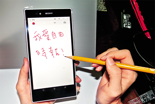 〈鉛筆手寫〉手寫辨識不僅支援觸控筆，用坊間任何鉛筆都能手寫輸入文字。（文／記者吳佩樺）