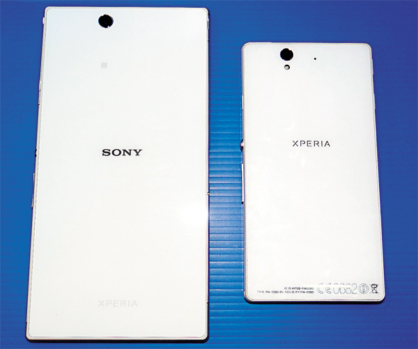 二款手機的前後機身都採用了硬度玻璃。（文／記者吳佩樺）