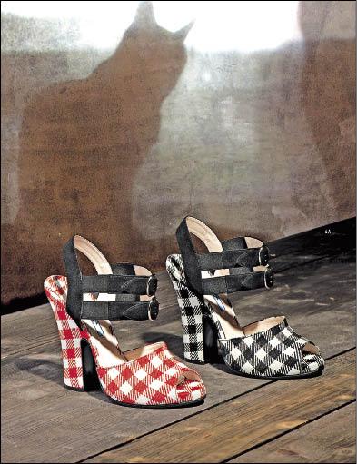 Prada新古典解構高跟鞋款系列，格紋款式，共有紅、藍款，各30,000元。