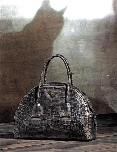 Prada頂級鱷魚皮革款弦月包，價達1,558,500元，台灣僅一只。