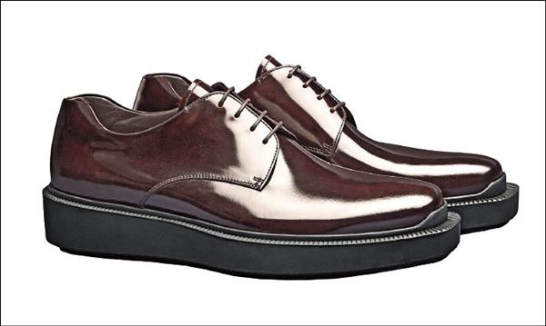 Prada為男裝以機能性橡膠厚底設計新款厚底鞋，25,500元。