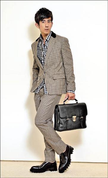 修杰楷展演新裝，表示Prada魅力難擋。格紋西裝整套約90,000元。（圖文／記者陳奕全）