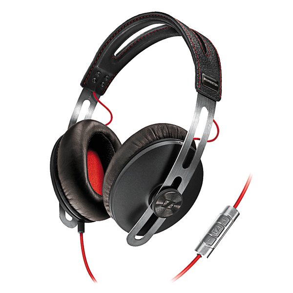 Sennheiser MOMENTUM 封閉包耳以柔軟、高透氣的皮革作為頭帶和耳罩材質。封閉包耳式設計能夠隔離環境噪聲，聽音樂無雜音。售價15,500元。