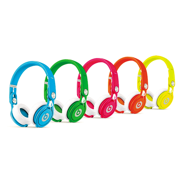 Beats Mixr 螢光版搶攻年輕族群，上市螢光版，共藍、綠、粉紅等五色。採用旋轉式耳罩，可將耳罩旋轉至耳後。Beats最輕盈的一款耳罩式耳機。售價9,700元。