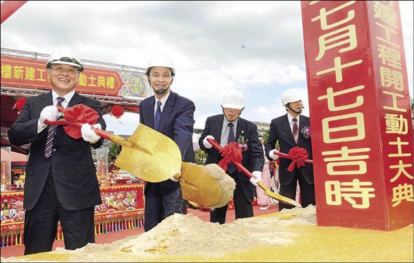民視數位媒體總部動土,總經理陳剛信(左)表示,將致力深耕本土並進軍國際。(記者宋志雄攝) 民視數位媒體總部動土,總經理陳剛信(左)表示,將致力深耕本土並進軍國際。(記者宋志雄攝)