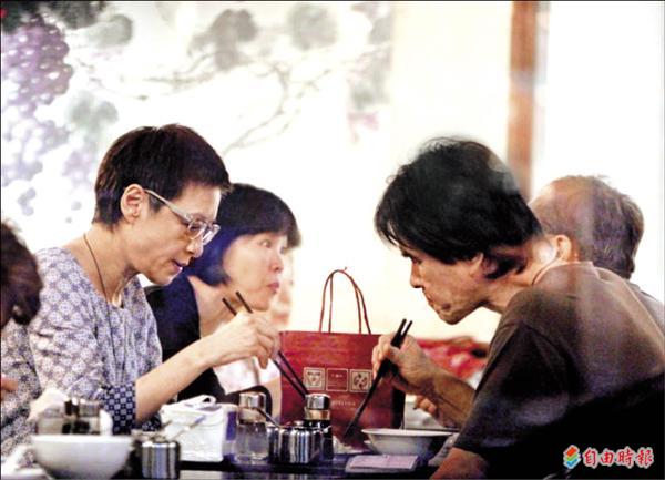 柳金銘體貼地為胡因夢夾菜,但胡因夢對飲食很節制,吃得不多,2人一餐只花了165元。(專案組攝) 柳金銘體貼地為胡因夢夾菜,但胡因夢對飲食很節制,吃得不多,2人一餐只花了165元。(專案組攝)