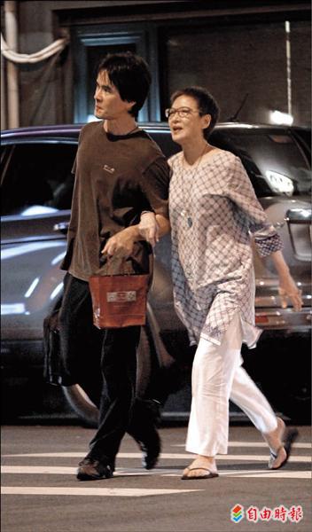 胡因夢與柳金銘享用晚餐後,甜蜜地散步前往停車場取車,胡因夢臉上盡是幸福與滿足的笑容。(專案組攝) 胡因夢與柳金銘享用晚餐後,甜蜜地散步前往停車場取車,胡因夢臉上盡是幸福與滿足的笑容。(專案組攝)