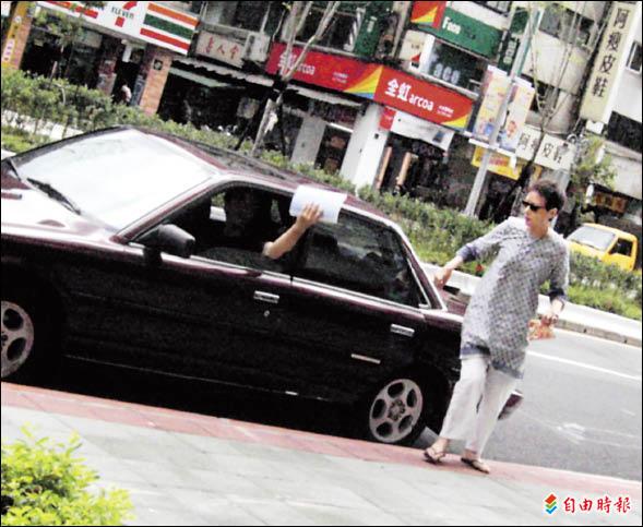 上週六胡因夢搭男友柳金銘的車到信義路授課,急忙上課的她忘了拿講義,柳貼心遞給她,轉身進大樓前,胡比了「讚」的手勢,謝謝柳的細心提醒。(專案組攝) 上週六胡因夢搭男友柳金銘的車到信義路授課,急忙上課的她忘了拿講義,柳貼心遞給她,轉身進大樓前,胡比了「讚」的手勢,謝謝柳的細心提醒。(專案組攝)