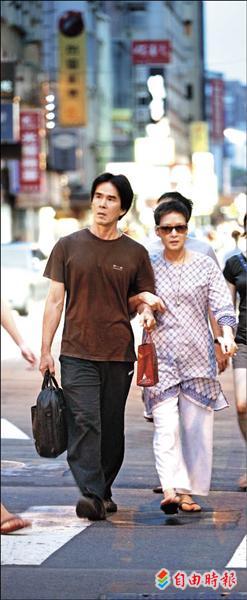 胡因夢(右)緊勾著柳金銘(左),身旁路人也沒察覺這位短髮婦人曾是紅極一時的女明星。(專案組攝) 胡因夢(右)緊勾著柳金銘(左),身旁路人也沒察覺這位短髮婦人曾是紅極一時的女明星。(專案組攝)