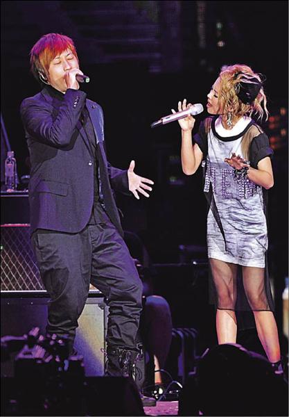 蔡依林以「五月花」身分和阿信（右）合體成為雙主唱。