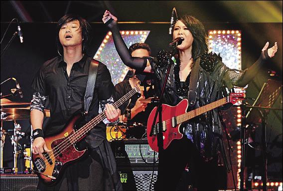 劉若英（右）化身「劉娜娜」展現搖滾風格，瑪莎擔任音樂總監兼伴奏。