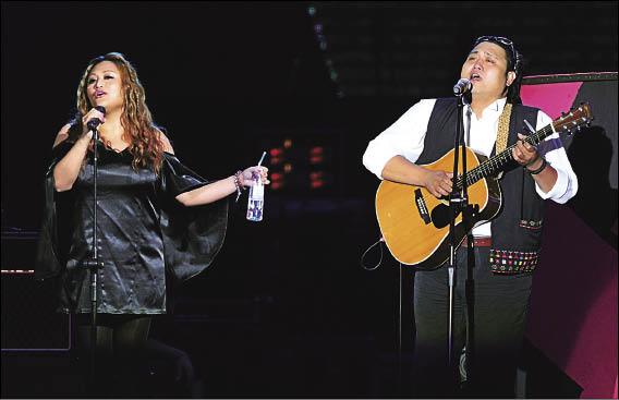 家家（左）和昊恩難得再合體合唱。